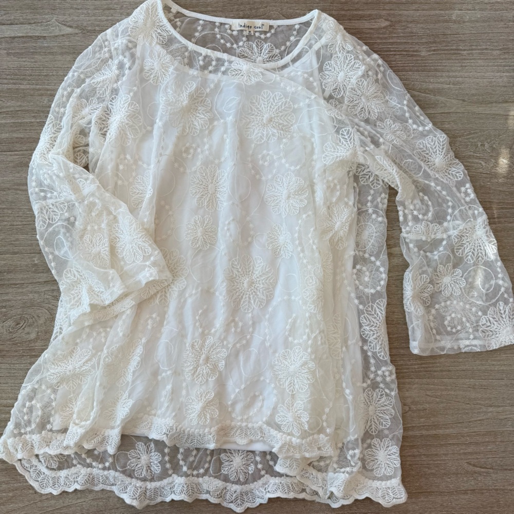 Bohemian bell sleeve white top women’s size m floral lace